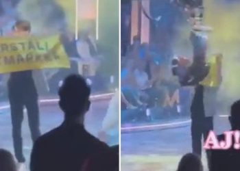 Sahneye çıkan aktivisti kamera ile bu türlü düşürdü