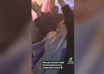 Seçim kutlamalarında dans eden bayan kendinden geçti