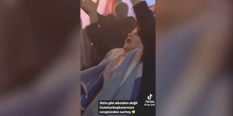 Seçim kutlamalarında dans eden bayan kendinden geçti