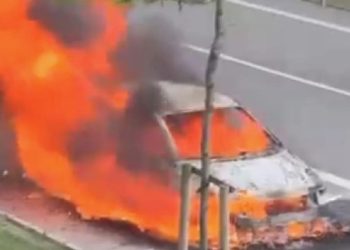 Seyir Halindeki Araba Alev Topuna Döndü