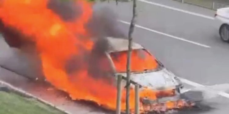 Seyir Halindeki Araba Alev Topuna Döndü