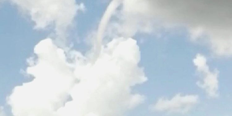 Sivas’ta değişik tabiat olayı: Görenler hayrete düştü… Buluttan buluta uzanan hortum