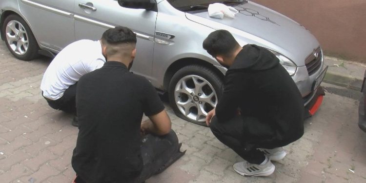Sultangazi’de Park Halindeki 30 Arabanın Lastiklerini Patlattılar