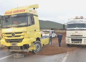 TAG Otoyolu’nda müthiş kaza: 3 tır, 2 minibüs ve 1 motosiklet birbirine girdi