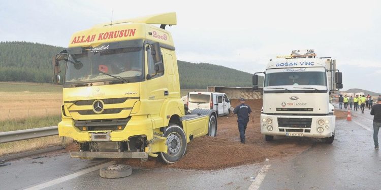 TAG Otoyolu’nda müthiş kaza: 3 tır, 2 minibüs ve 1 motosiklet birbirine girdi