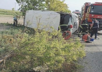 Tarım çalışanlarını taşıyan minibüs devrildi: Çok sayıda yaralı var