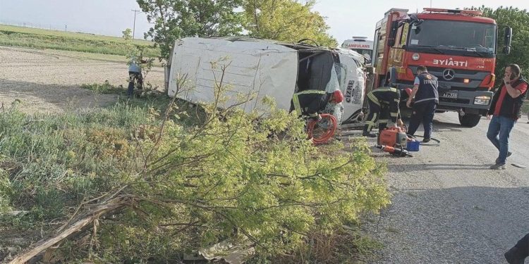 Tarım çalışanlarını taşıyan minibüs devrildi: Çok sayıda yaralı var