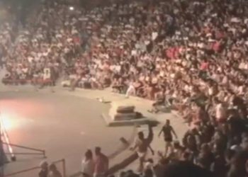 Ünlü sanatçı hayranlarını kızdırdı! Konseri terk ettiler…