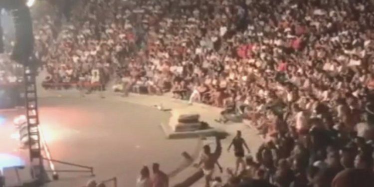 Ünlü sanatçı hayranlarını kızdırdı! Konseri terk ettiler…