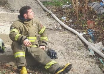 Yangına müdahale eden itfaiye eri dumandan etkilendi