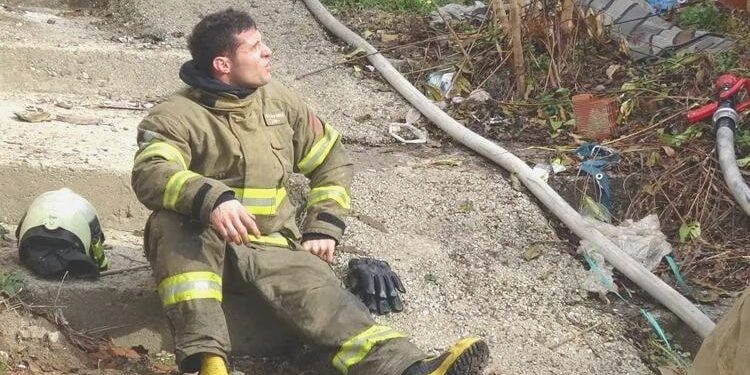 Yangına müdahale eden itfaiye eri dumandan etkilendi