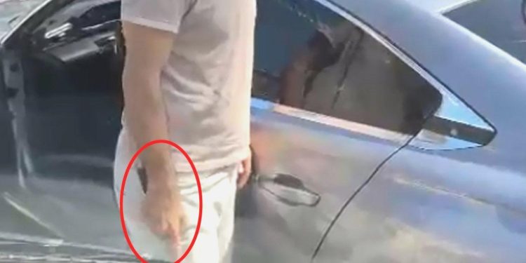 Yanlışlı Park Edince Uyaran Bayan Şoföre Bıçak Çekti!