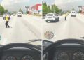 Yolun ortasında trafiği umursamadan Ankara havası oynadı