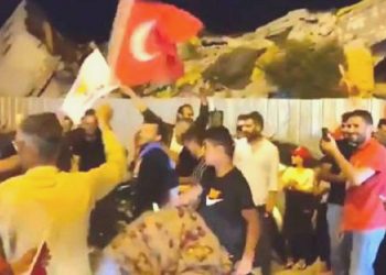 Zelzele bölgesinde dikkat çeken seçim kutlaması! Yıkılan binaların enkazı ortasında halay çektiler