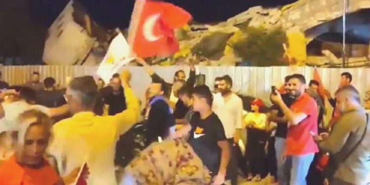 Zelzele bölgesinde dikkat çeken seçim kutlaması! Yıkılan binaların enkazı ortasında halay çektiler
