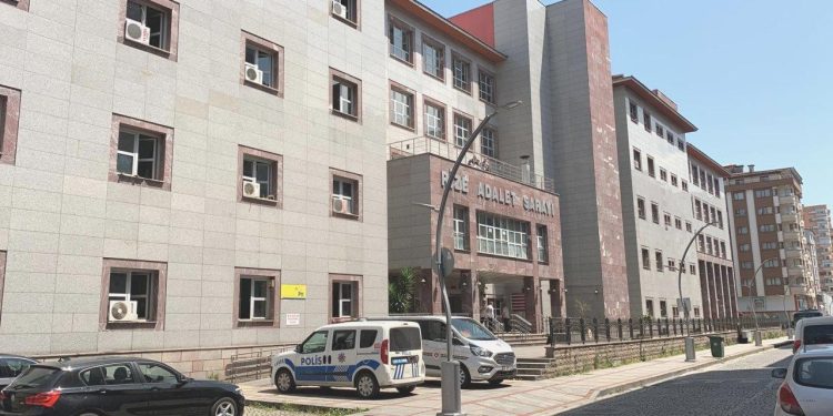 14 Yaşındaki Çocuk Annesini Tehdit Eden Babasını Öldürdü