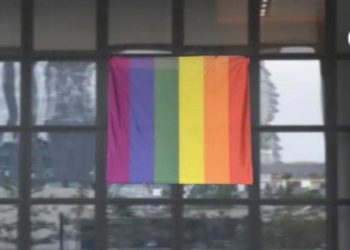 ABD Büyükelçiliği’ne LGBTİ+ Bayrağı Asıldı: Yine Refah Rahatsız Oldu