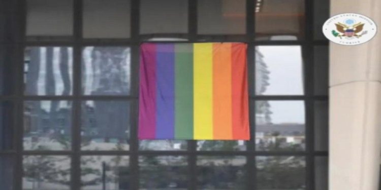 ABD Büyükelçiliği’ne LGBTİ+ Bayrağı Asıldı: Yine Refah Rahatsız Oldu