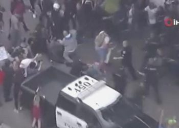 ABD’de LGBT destekçileri ile karşıları birbirine girdi: 3 gözaltı