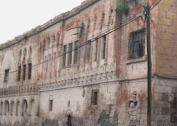 Afet bölgesi ilan edilerek boşaltılan mahalleyi defineciler talan etti!