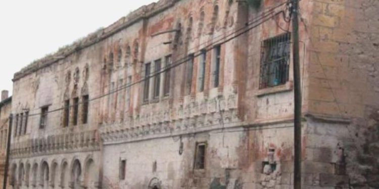 Afet bölgesi ilan edilerek boşaltılan mahalleyi defineciler talan etti!