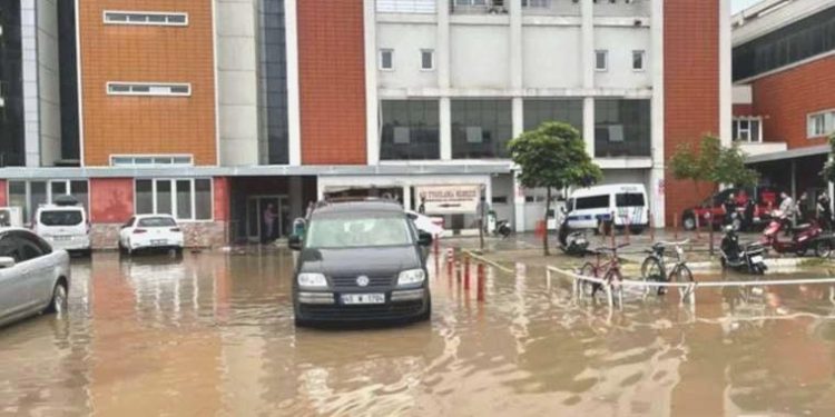 Akhisar’da hastaneyi sel suları bastı: Hastalar tahliye edildi