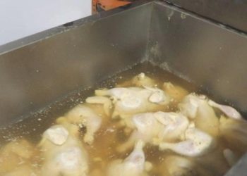 Akılalmaz Olay! Bozuk Etleri Çamaşır Suyuna Batırıp Yedirmişler!