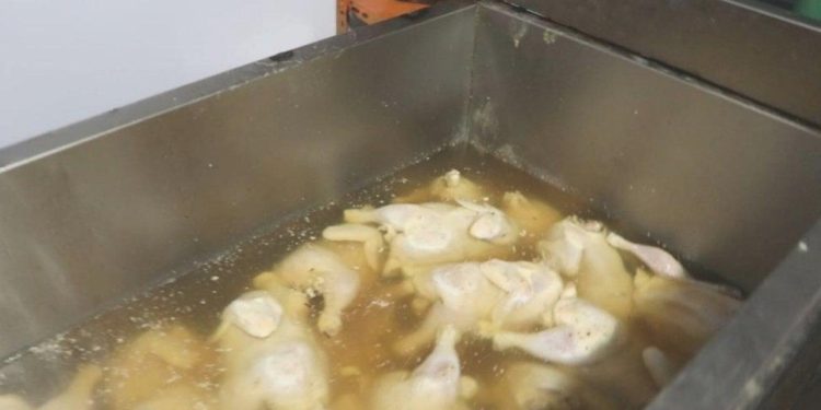 Akılalmaz Olay! Bozuk Etleri Çamaşır Suyuna Batırıp Yedirmişler!