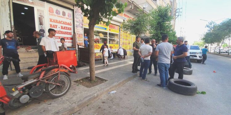 Akılalmaz olay! Oyun oynayan çocukları darp ettiler, Kendilerini uyaranları bacaklarından vurdular