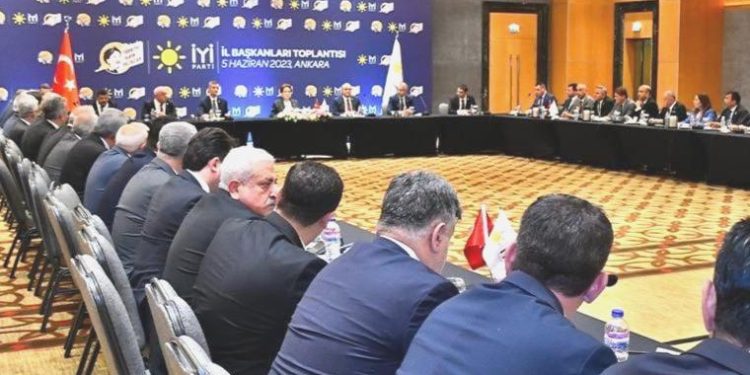 Akşener, partisinin vilayet liderleriyle bir ortaya geldi