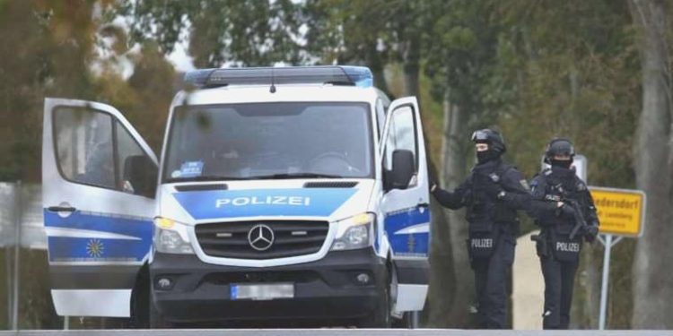 Almanya’da tren istasyonunda yayalara oklu taarruz