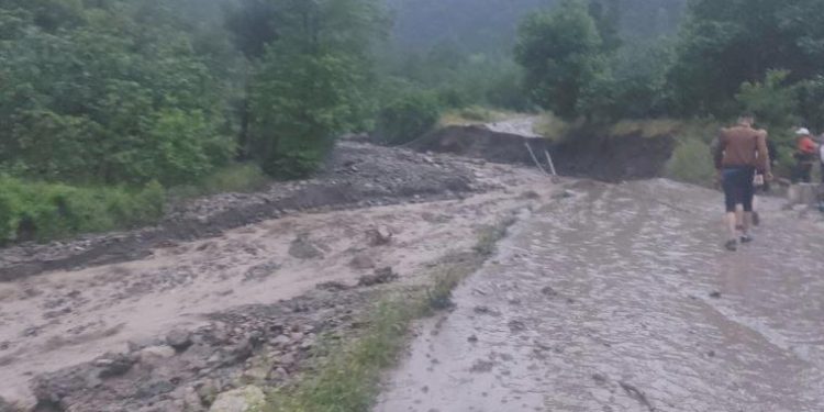 Amasya’da sel sularına kapılan arabadaki 2 kişi kayboldu