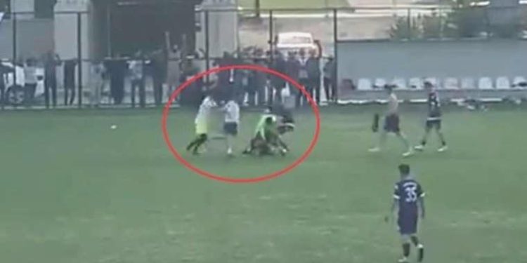 Amatör maçta tekmeler havada uçuştu