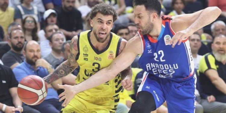 Anadolu Efes, Fenerbahçe Beko karşısında seriyi eşitledi