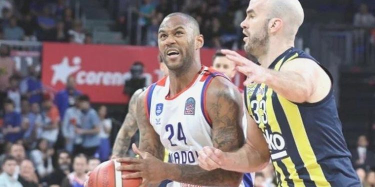 Anadolu Efes, seride öne geçti!