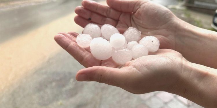 Ankara’da Ceviz Büyüklüğünde Dolu Yağdı