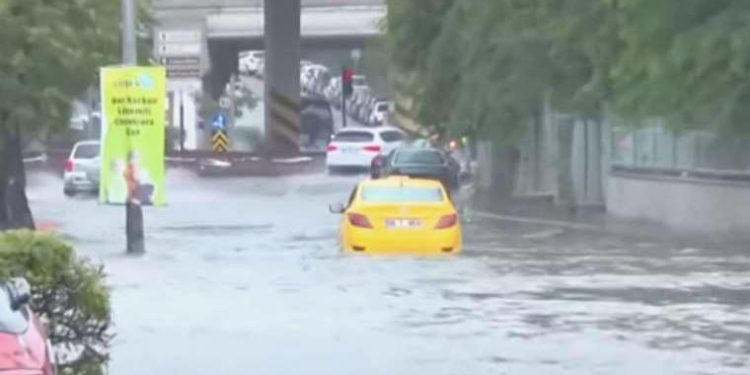 Ankara’da sağanak yağış tesirli oldu: Yollar göle döndü, su baskınları yaşandı
