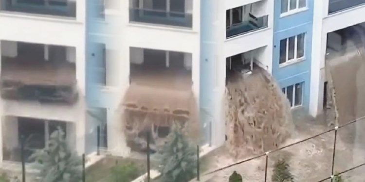 Ankara’dan Şok Eden İmajlar… Sel Suları Balkondan Çıktı, Camları Patlattı!
