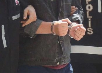Annesi ve kız kardeşini odaya kilitleyip, babasının boğazını kesen kuşkulu tutuklandı