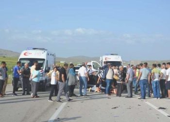 Antalya’da araba, seyir halindeki araca geriden çarptı: 3 meyyit, 9 yaralı