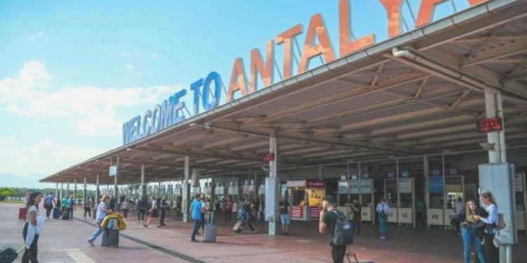 Antalya’ya turist akını: Hava yoluyla gelenlerin sayısı 4 milyonu geçti