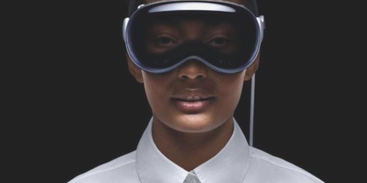 Apple bir müddettir beklenen “Vision Pro” başlığını tanıttı