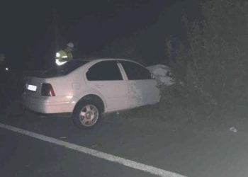 Araba tabelaya çarparak durabildi: 4 yaralı