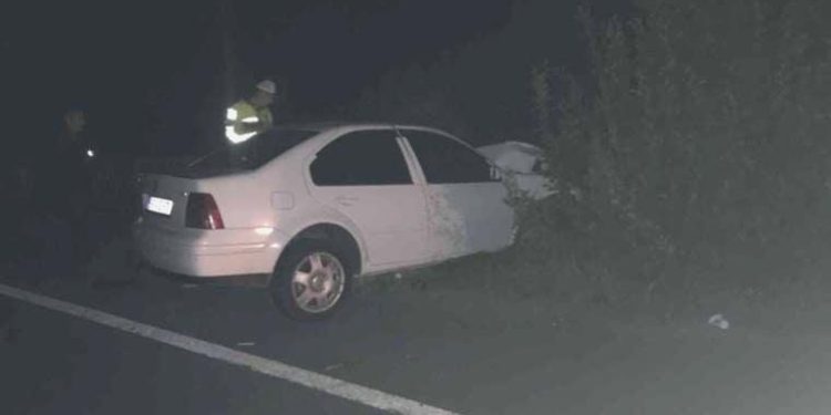 Araba tabelaya çarparak durabildi: 4 yaralı