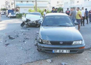 Arabalar baş başa çarpıştı: 8 yaralı