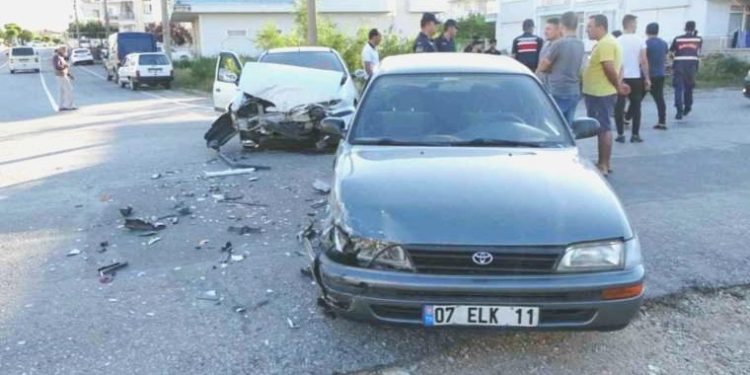 Arabalar baş başa çarpıştı: 8 yaralı