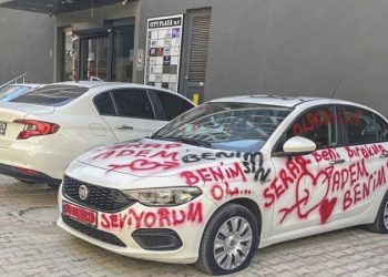 Arabanın üzerine sprey boya ile aşk iletileri yazılıp, lastikleri kesildi