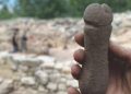 Arkeologlar, penis formunda bileme taşı keşfetti