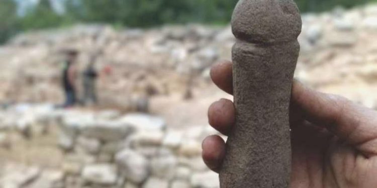 Arkeologlar, penis formunda bileme taşı keşfetti