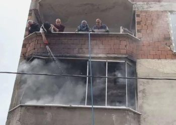 Arnavutköy’deki yangını hortum ve kovalarla su taşıyarak söndürmeye çalıştılar